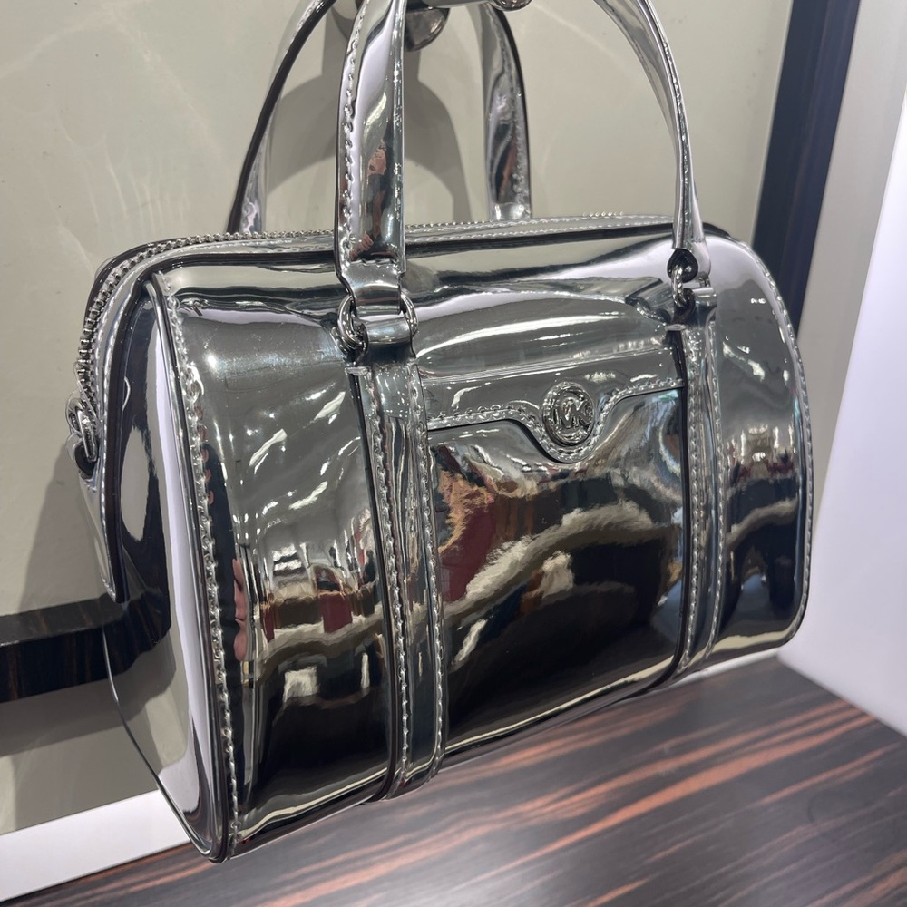 MICHAEL KORS Jet Set Small Patent Duffel Xbody Crossbody Bag
Silver
NWT - Picture 16 of 16
